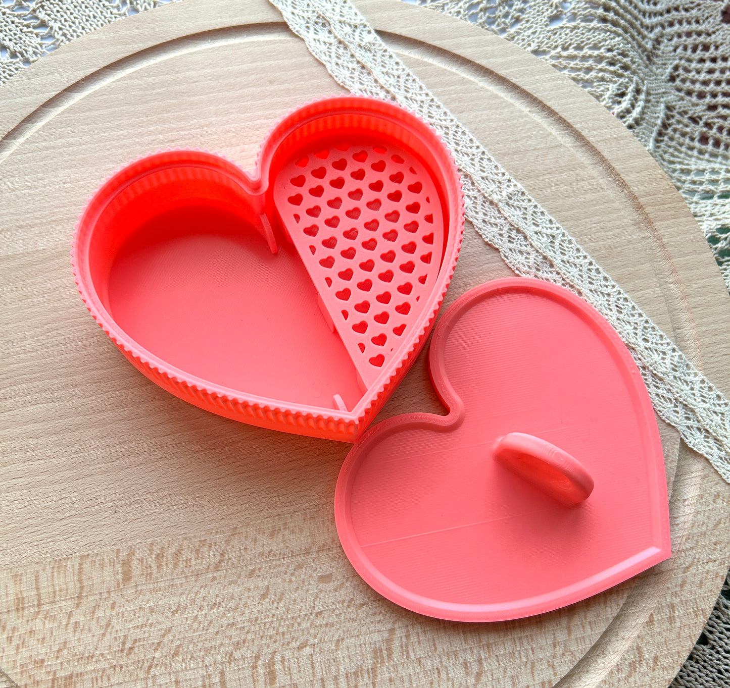 Heart-shaped starch tapper box with lid for polymer clay artists, Storage tool for polymer clay artists