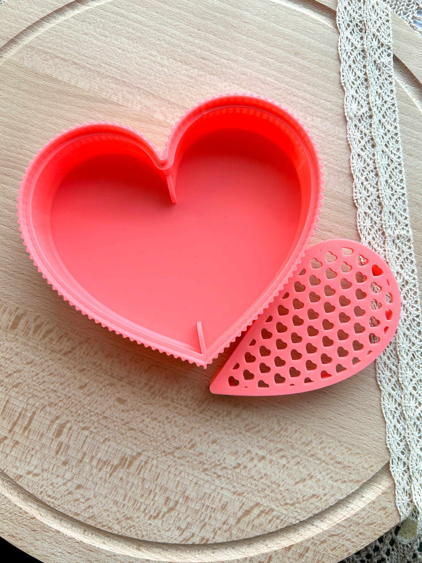 Heart-shaped starch tapper box with lid for polymer clay artists, Storage tool for polymer clay artists