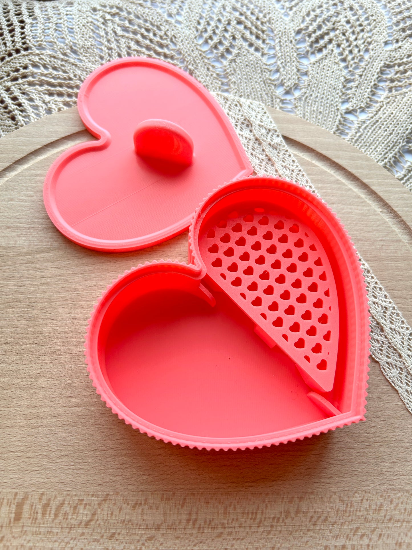 Heart-shaped starch tapper box with lid for polymer clay artists, Storage tool for polymer clay artists